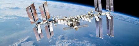 Die Internationale Raumstation (ISS) umkreist die Erde, Bildquelle: NASA