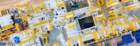 Luftaufnahme von Bauingenieuren, die auf der Baustelle arbeiten