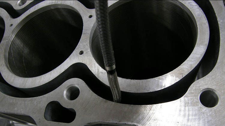 Sichtprüfung eines Fahrzeugmotors