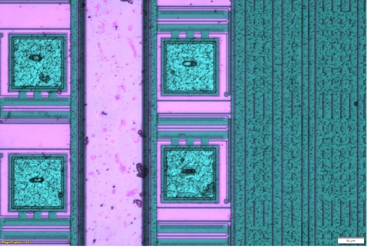 Ein Überlagerungsbild in Falschfarben bietet einen verbesserten Kontrast auf einem Halbleiterchip