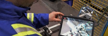 Weld inspector using the OmniScan X3 flaw detector and its videoconferencing remote support tool