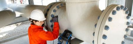 NDT inspector using an OmniScan X3 total focusing method and phased array flaw detector to perform an in-service inspection on pipes