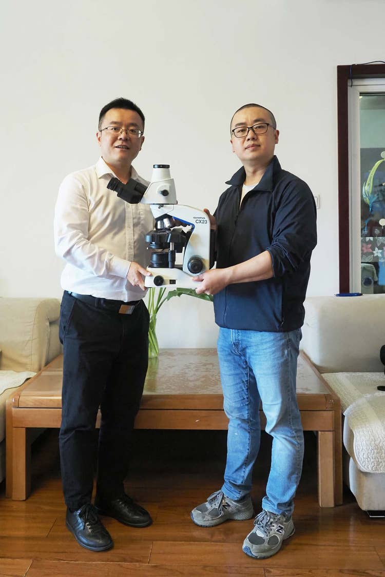 XinPei Zhang holds his prize microscope from Olympus’ Global Image of the Year Award 2020