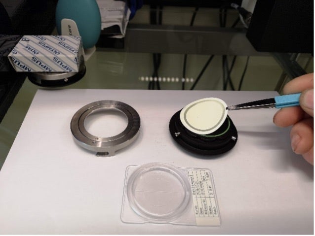 Mounting a sample filter on a sample holder for oil cleanliness analysis