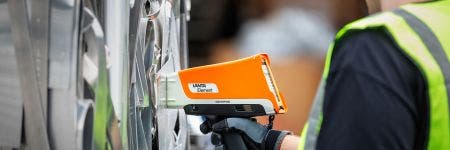 Analizador XRF Vanta Element siendo usado para analizar el contenido de chatarra