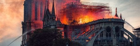 La cathédrale Notre-Dame en flammes