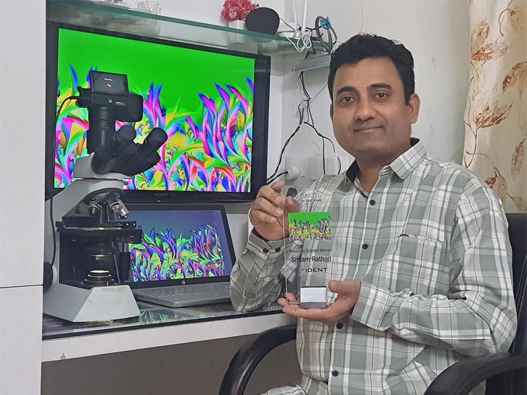 Shyam Rathod sostiene el premio de ciencia de los materiales del concurso Imagen Evidente del Año 2022.