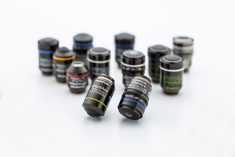 Los objetivos X Line rompen las fronteras ópticas y son el resultado de 100 años de experiencia en el campo de la microscopía y la fabricación de dispositivos ópticos.