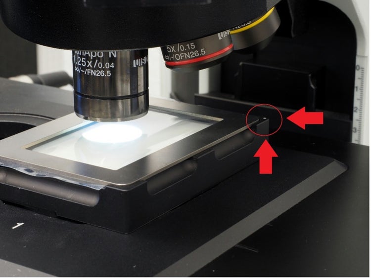 Montaje del soporte de la cinta de levantamiento para realizar un análisis de partículas en un microscopio