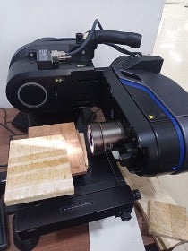 Microscopio digital DSX1000 usado para mediciones goniométricas del ángulo de contacto sobre un superficie de madera