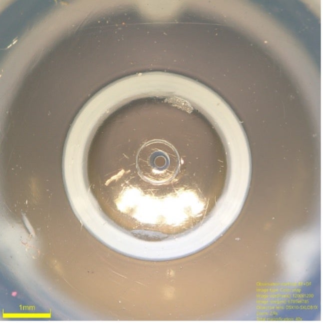 Medición de un biberón de bebé para validar el cumplimiento de las especificaciones mediante el uso de un microscopio digital