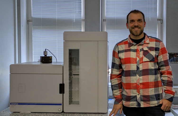 Dr. Georg Beythien of the University of Veterinary Medicine next to the SLIDEVIEW VS200 slide scanner