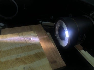 Medición goniométrica del ángulo de contacto sobre un superficie de madera