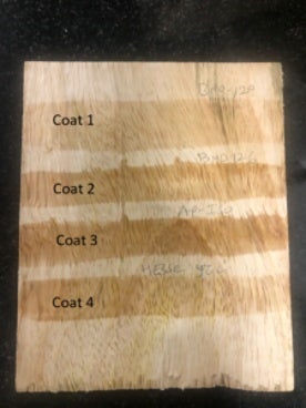 Superficie de madera con revestimientos preparada para los ensayos de medición de ángulo de contacto.