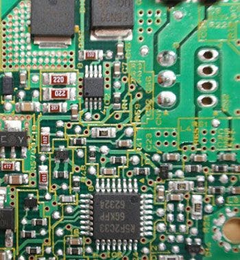 Uso de un microscopio para inspeccionar la humectabilidad de la soldadura para los componentes de montaje