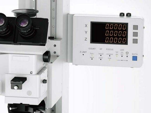 Lector digital fijado en el estativo