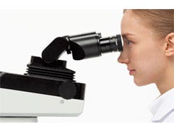 Figure 1 : La tête ergonomique du microscope BX46 peut se déplacer vers l’avant, vers le haut et changer d’inclinaison (1).