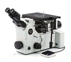 Équipement typique : microscope métallurgique inversé, objectif 10X et caméra pour microscope haute résolution