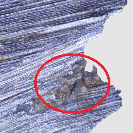 Image à grossissement élevé d’un dommage sur une arête de foret, acquise au moyen d’un microscope numérique DSX1000