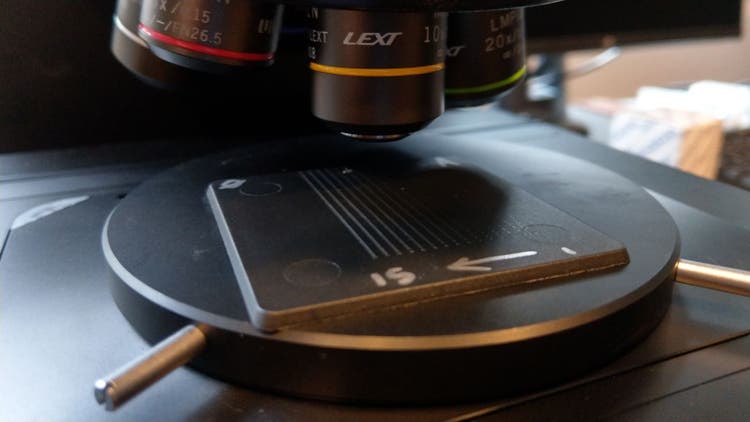 Le microscope LEXT OLS5000 d’Olympus crée rapidement une cartographie en 3D de la plaque utilisée pour effectuer le test de résistance aux rayures.