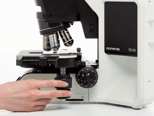 Figure 2 : La platine et les commandes abaissées du microscope BX46 permettent à l’utilisateur de reposer ses bras et ses mains sur le bureau dans une position naturelle tout en déplaçant la platine et en faisant la mise au point sur l’échantillon.