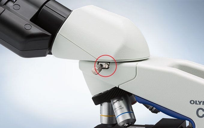 Microscope biologique CX23 avec broche de verrouillage pour fixer l’objectif binoculaire en place. La tête binoculaire rotative peut être fixée en place.