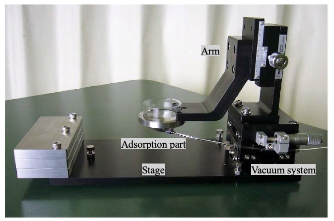 Photo montrant le système d’aspiration du dispositif de fixation par adsorption pour souris pour les expériences d’observation intravitale