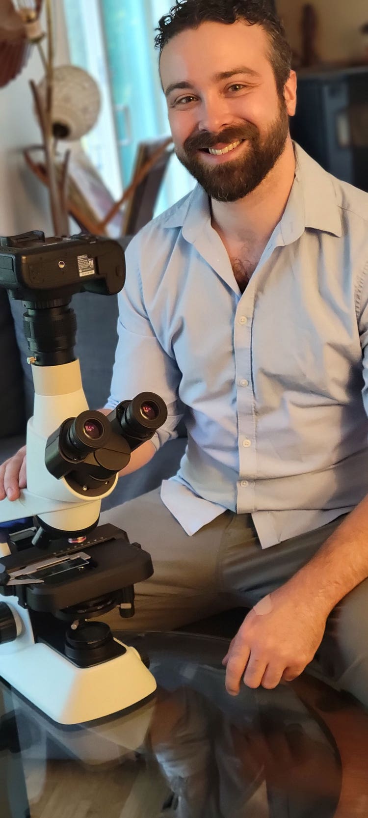 Gagnant régional du concours IOTY de 2020 pour la région Amériques, Justin Zoll, avec son prix, un microscope droit CX23