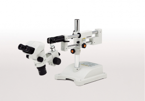 Figure 3 : Les statifs de microscope polyvalents permettent d’adapter la position du stéréomicroscope à vos besoins.