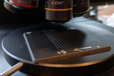 Mesures sur des plaques en polymère avec le microscope LEXT OLS5000