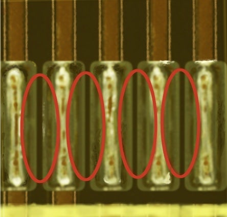 Image du flux de soudure sur un circuit imprimé