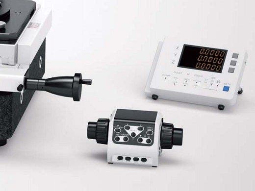 Écran d’affichage numérique placé sur un bureau