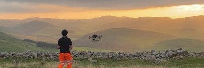 Rilevamento in remoto mediante Aeromobile a pilotaggio remoto (UAV) a Yeavering Bell (Northumberland), nell'ambito di un progetto congiunto tra University of Durham e The Gefrin Trust.