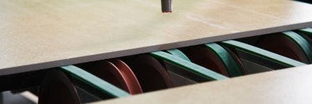 Piastrelle di ceramica su un nastro trasportatore in un impianto di produzione