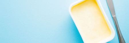 Confezione aperta di margarina