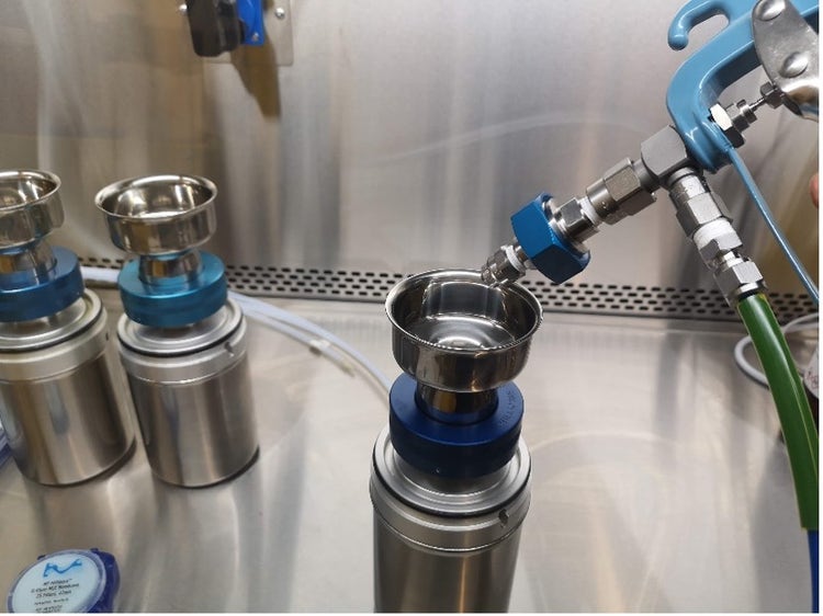 Lavaggio della parte interna dell'imbuto e del filtro a rete per l'analisi della pulizia tecnica dell'olio