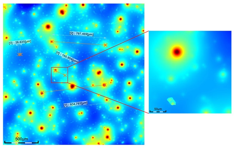 A sinistra: Immagini delle altezze unite 9 × 9 (obiettivo 50X, circa 2000 µm quadrati). Le immagini delle altezze sono immagini 2D che rappresentano i dati delle altezze in una banda codificata cromatica. A destra: Immagine singola di circa 250 µm. Quando viene riportata in un'immagine unita, la diffusione di strutture di piccole e grandi dimensioni può essere osservata a intervalli nell'ordine delle decine o centinaia di µm.