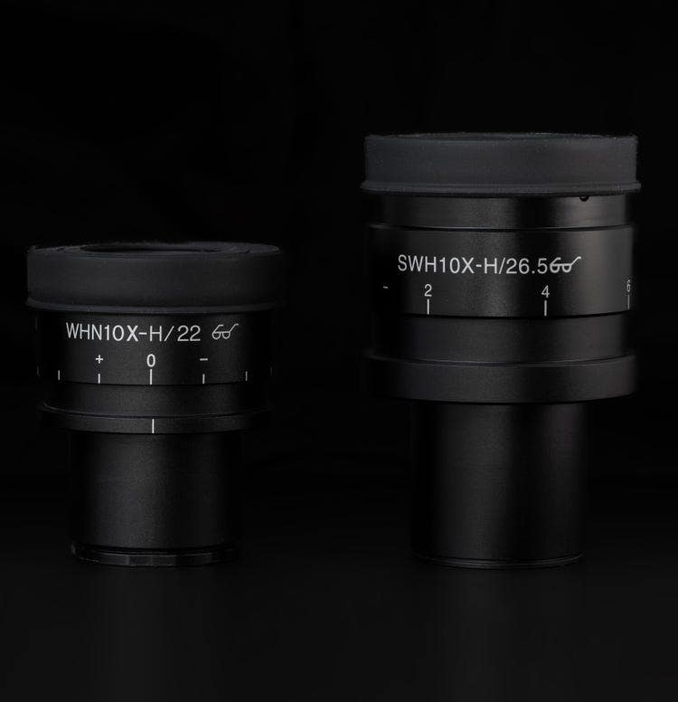 Pifferenza fisica tra un oculare FN22 (a sinistra) e un oculare FN26.5 (a destra).