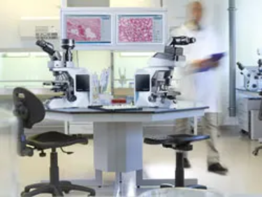 Microscopia di routine: maggiore produttività attraverso una migliore ergonomia