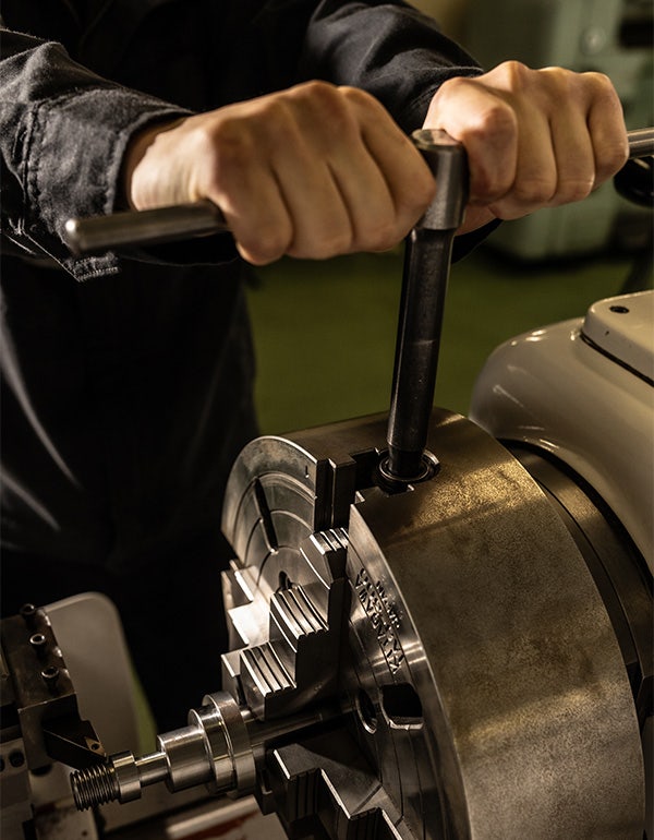 現在の仕事内容 ― ひとつひとつ手で、より高精度な部品を作り上げる