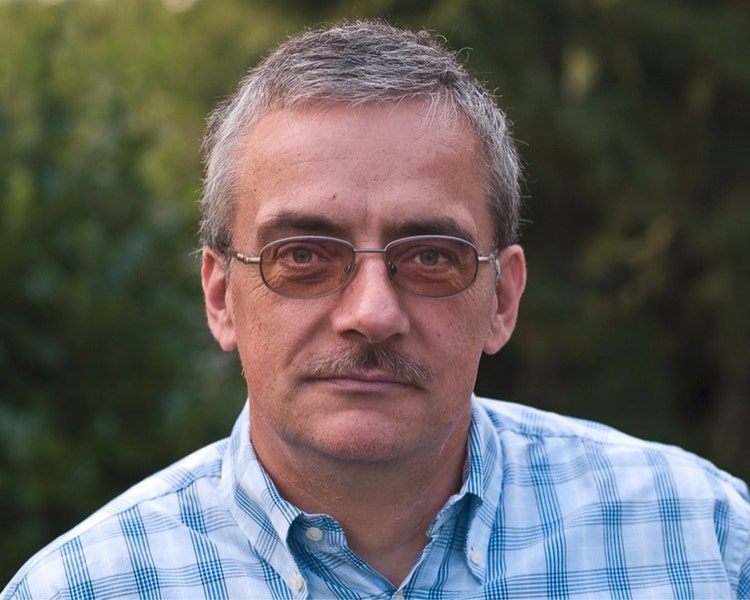 顕微鏡写真を独学したGerd Güntherさんは、人の毛と馬の毛で一緒に結び目を注意深く作ることで受賞画像を取得し、人と動物の間の単一性を象徴的に創り出しました。