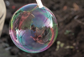 図6 光の干渉によって起こるシャボン玉の色付き