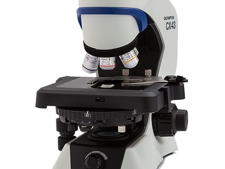 コンデンサーの調整なしで低倍から高倍の観察が可能