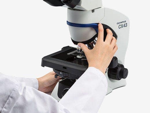 低位置レボルバーにより素早く倍率を変更