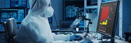 使用工业显微镜成像和测量软件的制造工业检测室技术人员