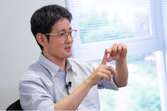 Dr. Kazuhiro Aoki of the Graduate School of Medicine at Kyoto University.